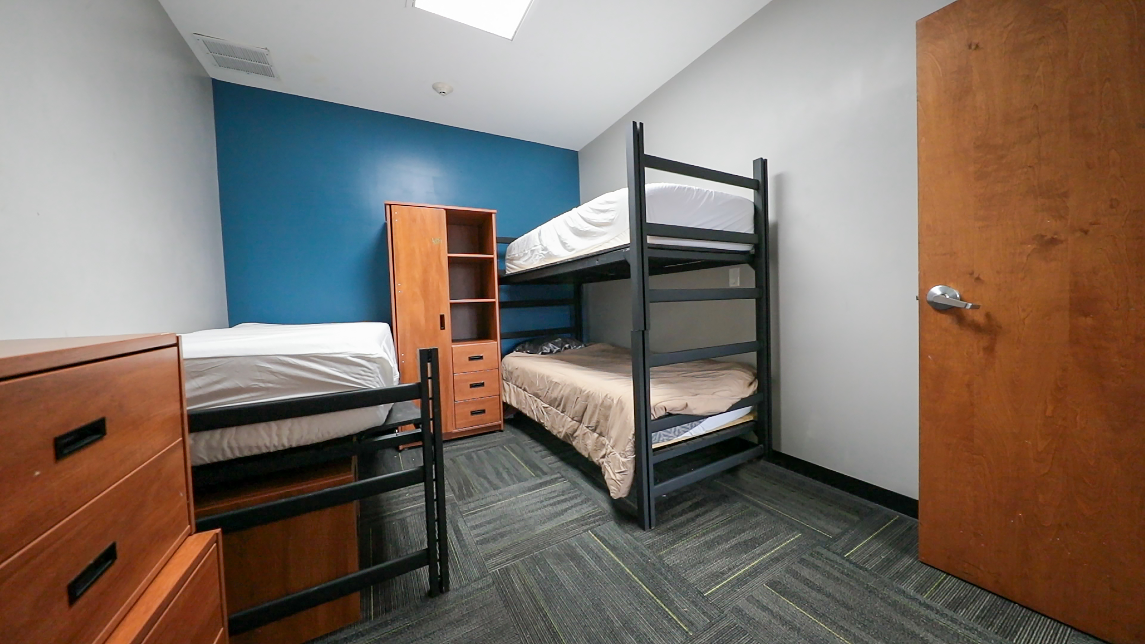A clean room with bunkbeds 