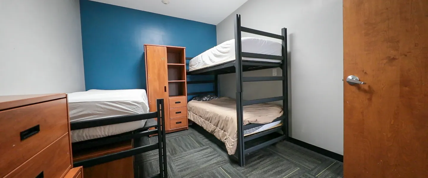A clean room with bunkbeds 
