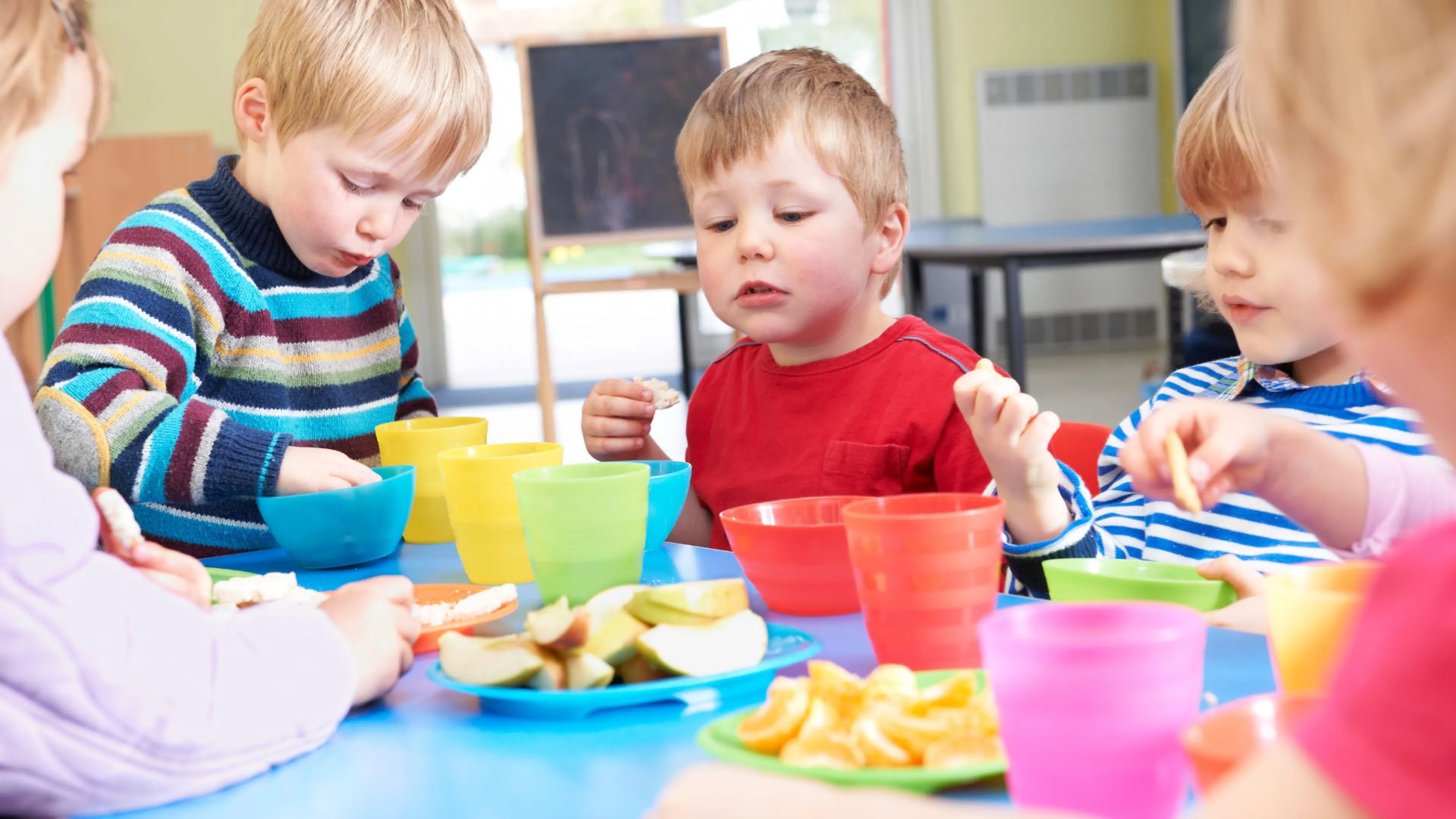 Young kids eating a snack together